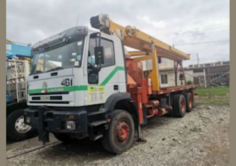 Boom truck camión marca Iveco